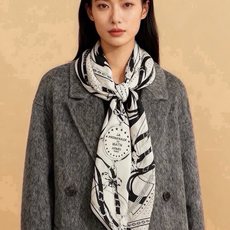 🆕 “清晨漫步Bandana”140厘米双面同色丝绒披肩 手工卷边山羊绒和真丝混纺披肩(70%山羊绒,30%桑蚕丝)。 🆕 “清晨漫步Bandana”140厘米双面同色丝绒披肩 手工卷边山羊绒和真丝混纺披肩(70%山羊绒,30%桑蚕丝)。