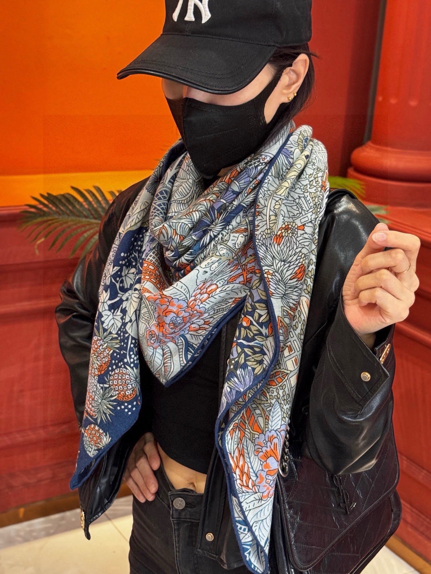 🆕  💟抢先 上新💞【双面同色丝绒方巾】手工卷边山羊绒和真丝混纺披肩（70%山羊绒，30%桑蚕丝） 这款披肩采用经典山羊