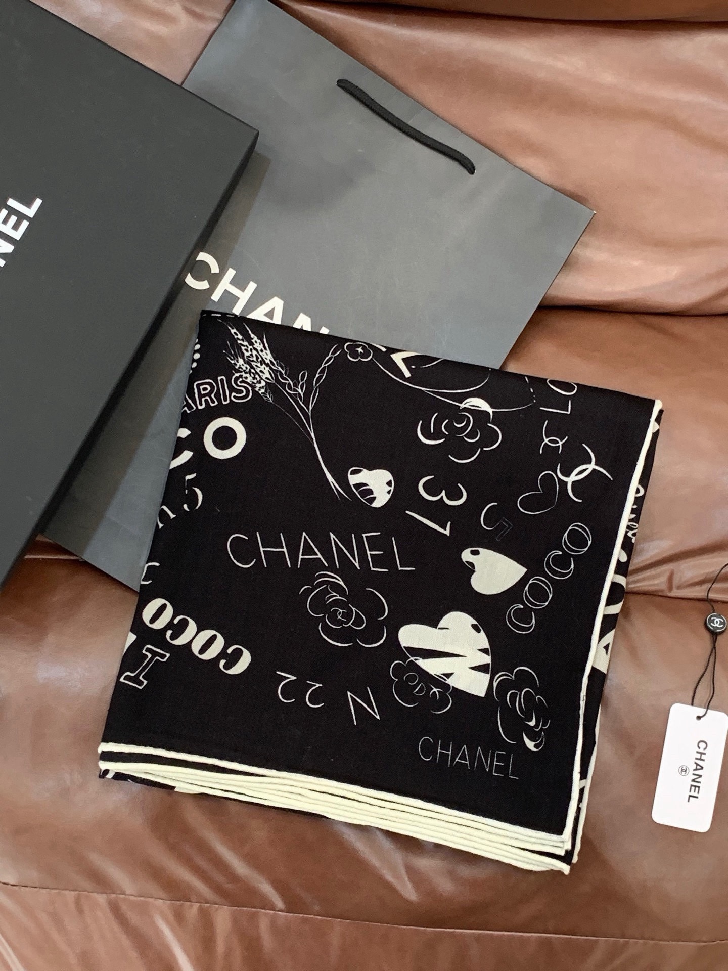 🆕   高级成衣系列～Chanel  【140双面同色丝绒披肩】 此系列谱写一曲自由轻灵的赞歌 本系列作品创新演绎品牌的