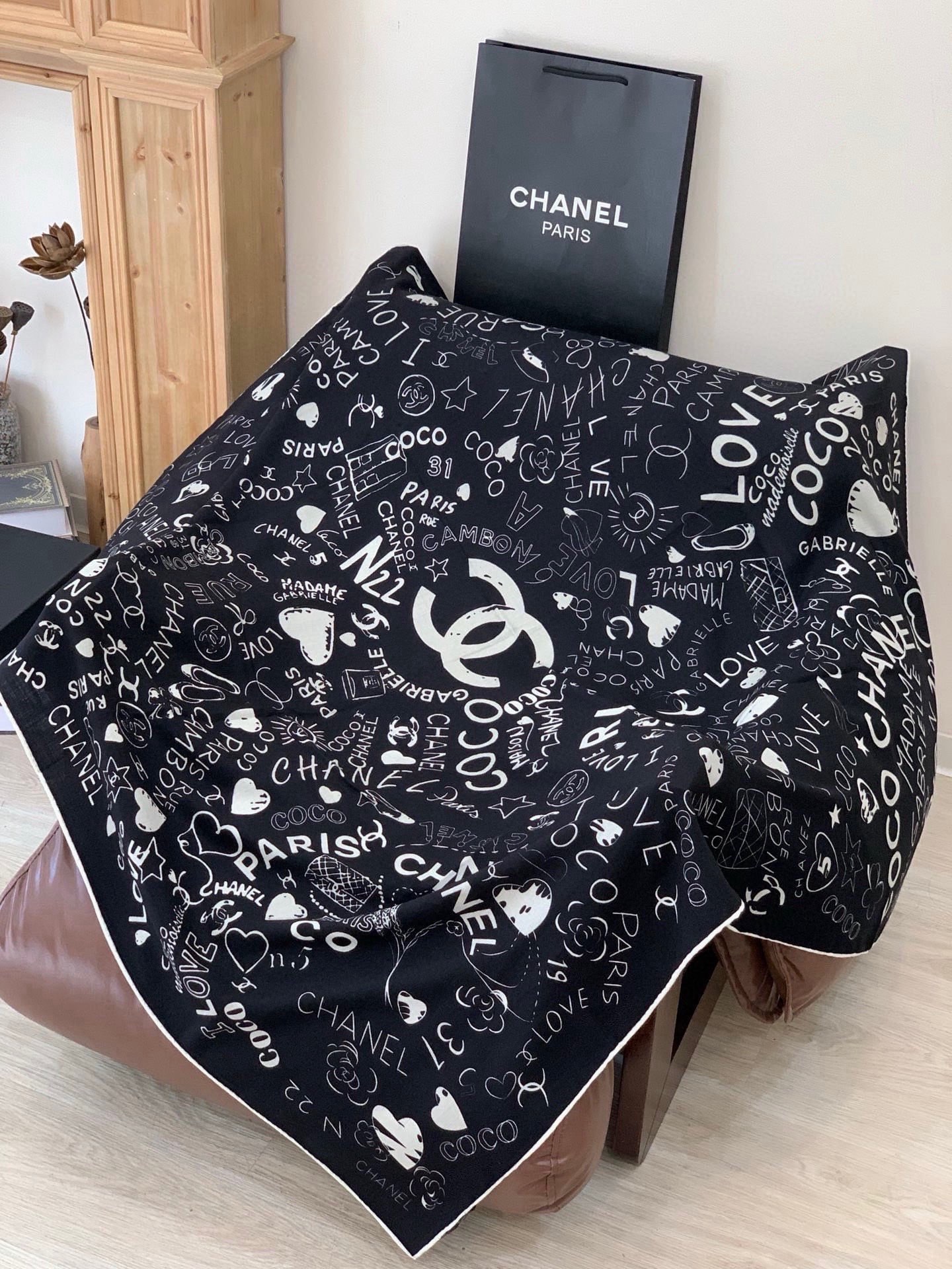🆕   高级成衣系列～Chanel  【140双面同色丝绒披肩】 此系列谱写一曲自由轻灵的赞歌 本系列作品创新演绎品牌的