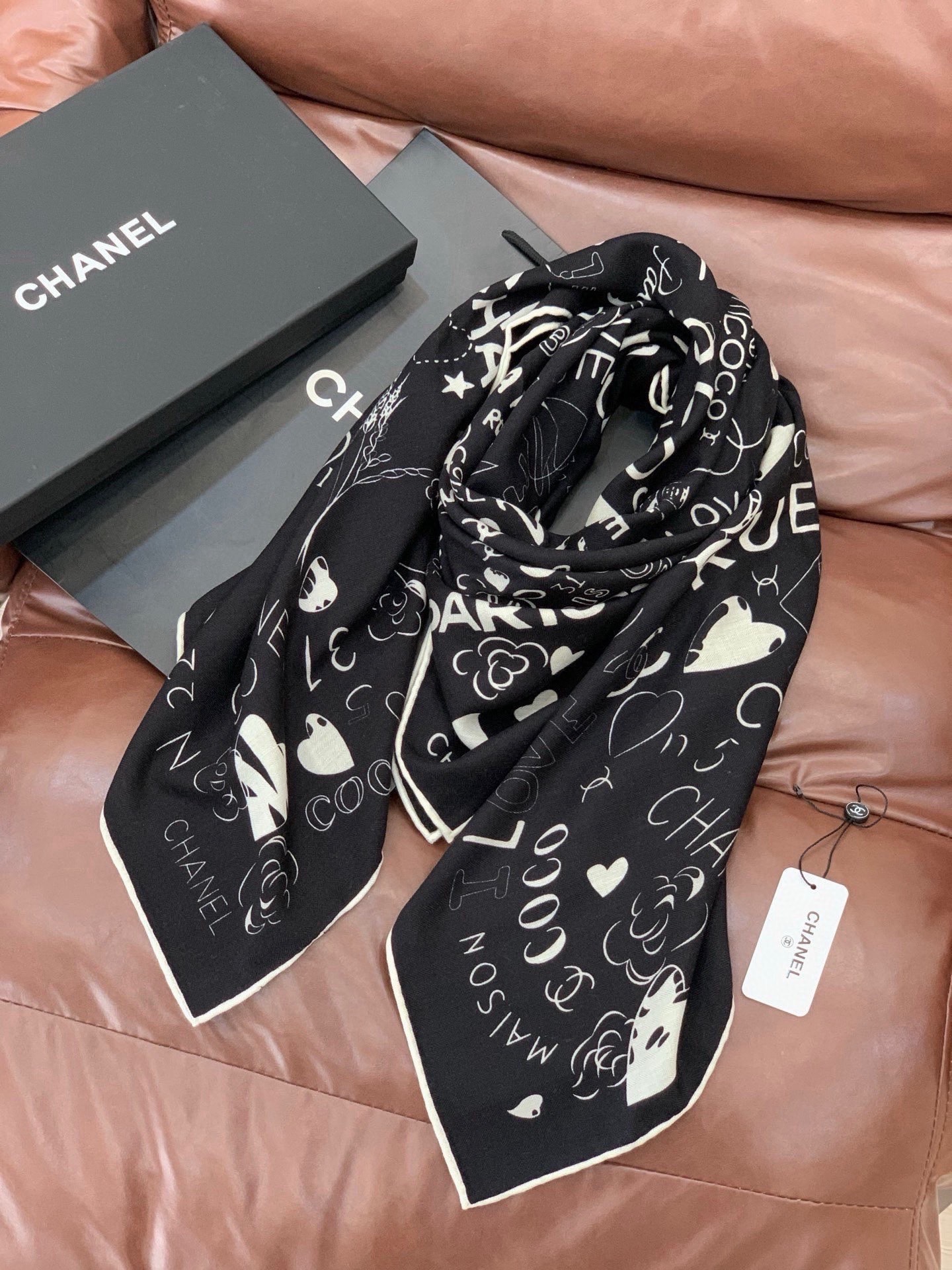 🆕   高级成衣系列～Chanel  【140双面同色丝绒披肩】 此系列谱写一曲自由轻灵的赞歌 本系列作品创新演绎品牌的