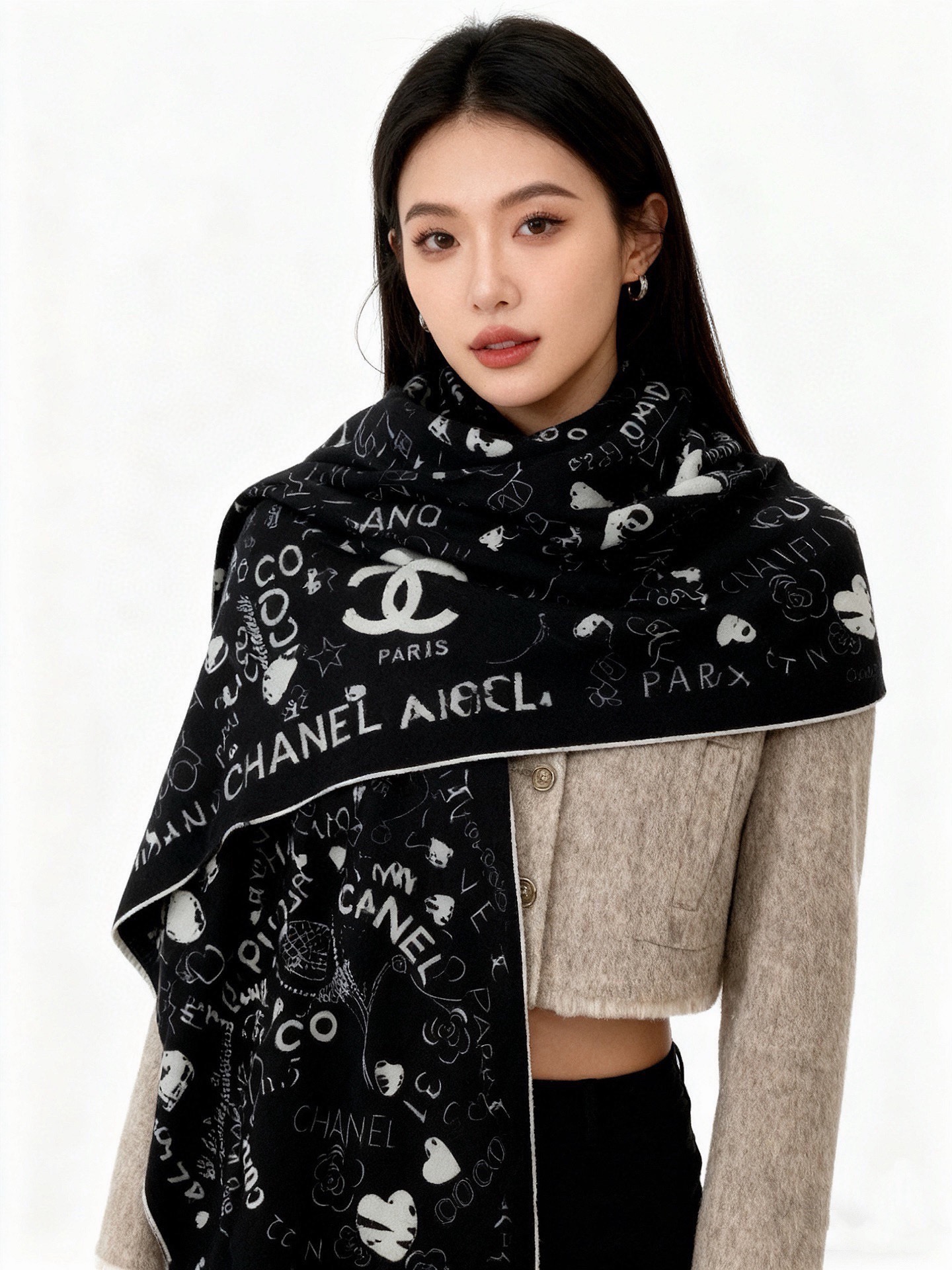🆕   高级成衣系列～Chanel  【140双面同色丝绒披肩】 此系列谱写一曲自由轻灵的赞歌 本系列作品创新演绎品牌的