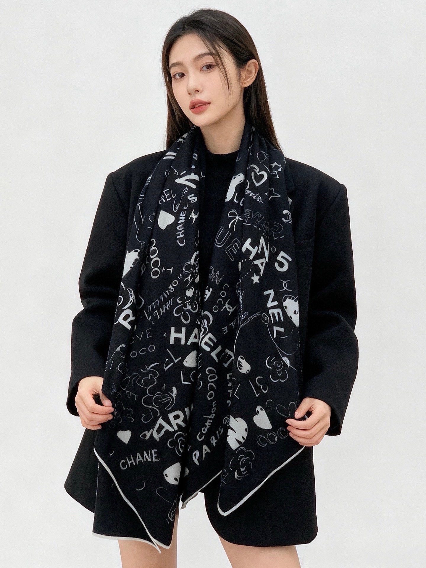 🆕   高级成衣系列～Chanel  【140双面同色丝绒披肩】 此系列谱写一曲自由轻灵的赞歌 本系列作品创新演绎品牌的