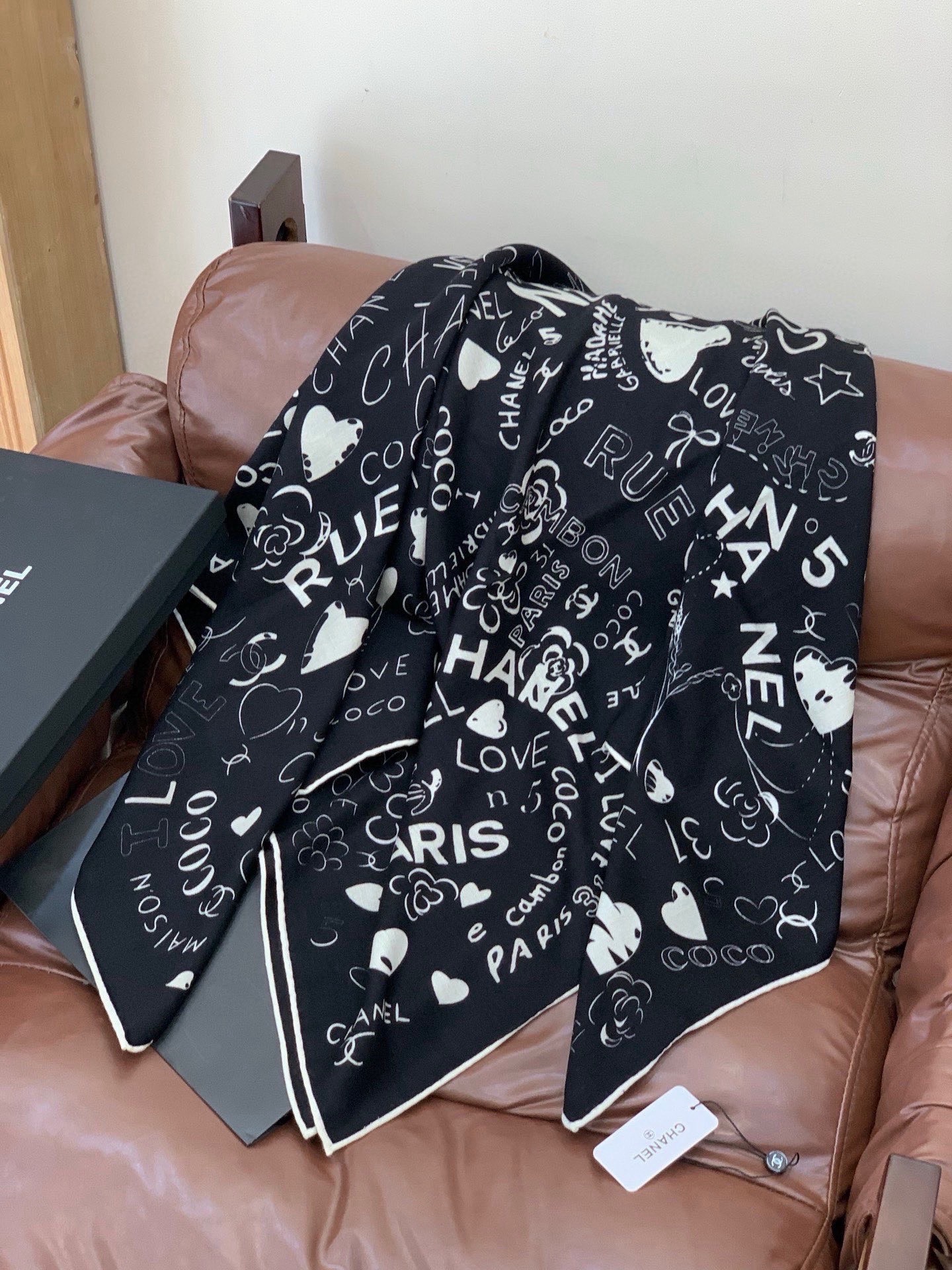 🆕   高级成衣系列～Chanel  【140双面同色丝绒披肩】 此系列谱写一曲自由轻灵的赞歌 本系列作品创新演绎品牌的