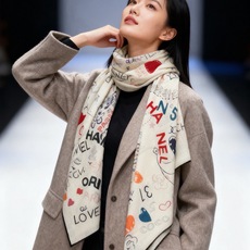 🆕 高级成衣系列~Chanel 【140双面同色丝绒披肩】 此系列谱写一曲自由轻灵的赞歌 本系列作品创新演绎品牌的 🆕 高级成衣系列~Chanel 【140双面同色丝绒披肩】 此系列谱写一曲自由轻灵的赞歌 本系列作品创新演绎品牌的