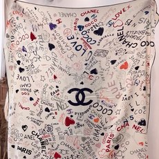 🆕 高级成衣系列~Chanel 【140双面同色丝绒披肩】 此系列谱写一曲自由轻灵的赞歌 本系列作品创新演绎品牌的 🆕 高级成衣系列~Chanel 【140双面同色丝绒披肩】 此系列谱写一曲自由轻灵的赞歌 本系列作品创新演绎品牌的