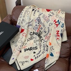 🆕 高级成衣系列~Chanel 【140双面同色丝绒披肩】 此系列谱写一曲自由轻灵的赞歌 本系列作品创新演绎品牌的 🆕 高级成衣系列~Chanel 【140双面同色丝绒披肩】 此系列谱写一曲自由轻灵的赞歌 本系列作品创新演绎品牌的