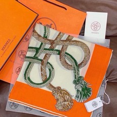 🆕 💟上新💞【双面同色丝绒方巾】手工卷边山羊绒和真丝混纺披肩(70%山羊绒,30%桑蚕丝) 这款披肩采用经典山羊绒和 🆕 💟上新💞【双面同色丝绒方巾】手工卷边山羊绒和真丝混纺披肩(70%山羊绒,30%桑蚕丝) 这款披肩采用经典山羊绒和