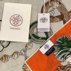 🆕 💟上新💞【双面同色丝绒方巾】手工卷边山羊绒和真丝混纺披肩(70%山羊绒,30%桑蚕丝) 这款披肩采用经典山羊绒和 🆕 💟上新💞【双面同色丝绒方巾】手工卷边山羊绒和真丝混纺披肩(70%山羊绒,30%桑蚕丝) 这款披肩采用经典山羊绒和