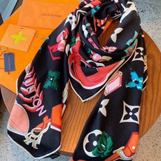 🆕 LV x TM 140披肩 【140顶级丝绒双面同色披肩】 本款L Multicolor披肩出自路易威登与知名日本 🆕 LV x TM 140披肩 【140顶级丝绒双面同色披肩】 本款L Multicolor披肩出自路易威登与知名日本
