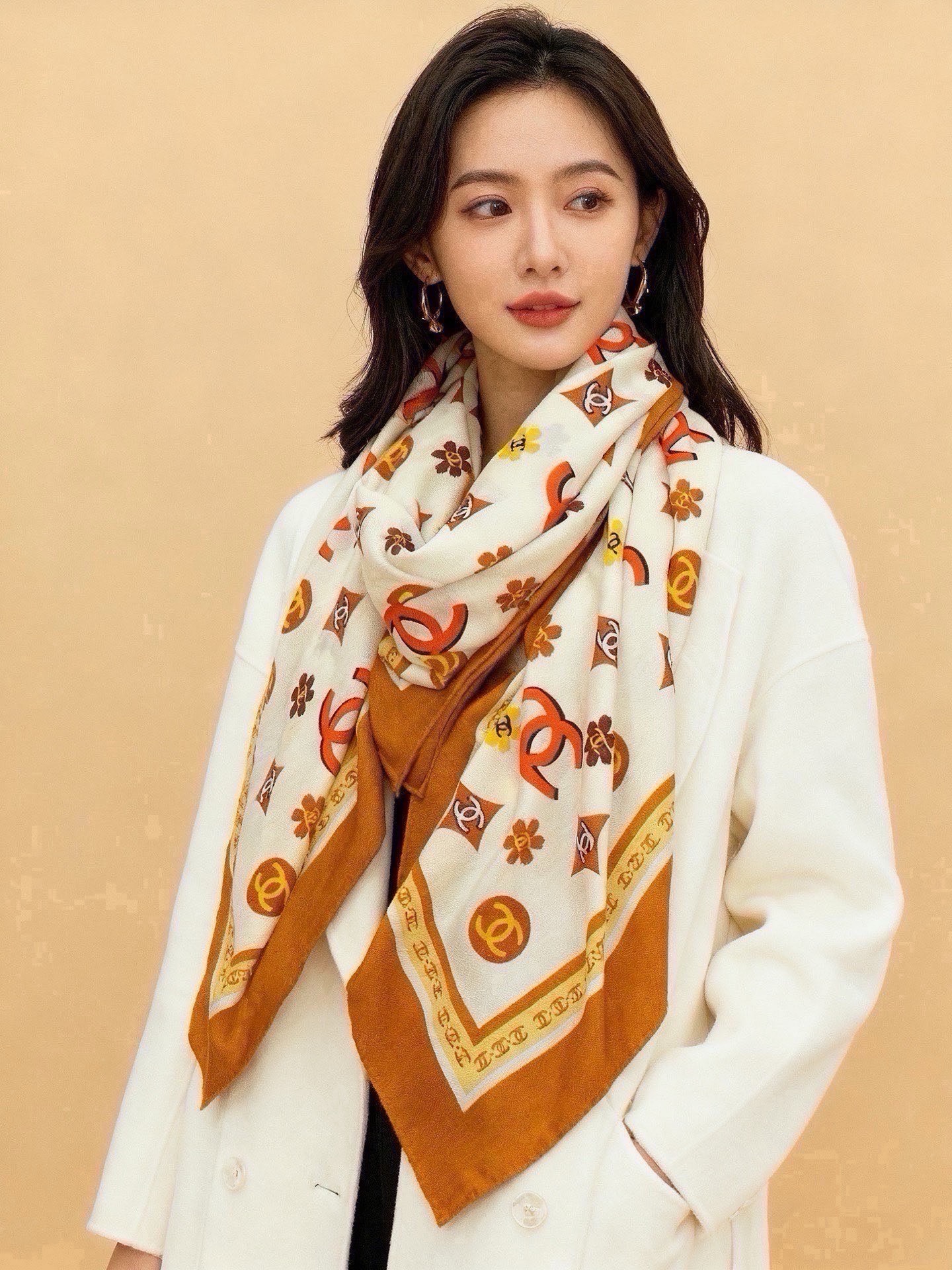 🆕   香奈儿上新❤️ 【Chanel】  经典茶花优雅Coco风，Chanel最新丝绒大方巾~气质到骨子里，香奶奶新一