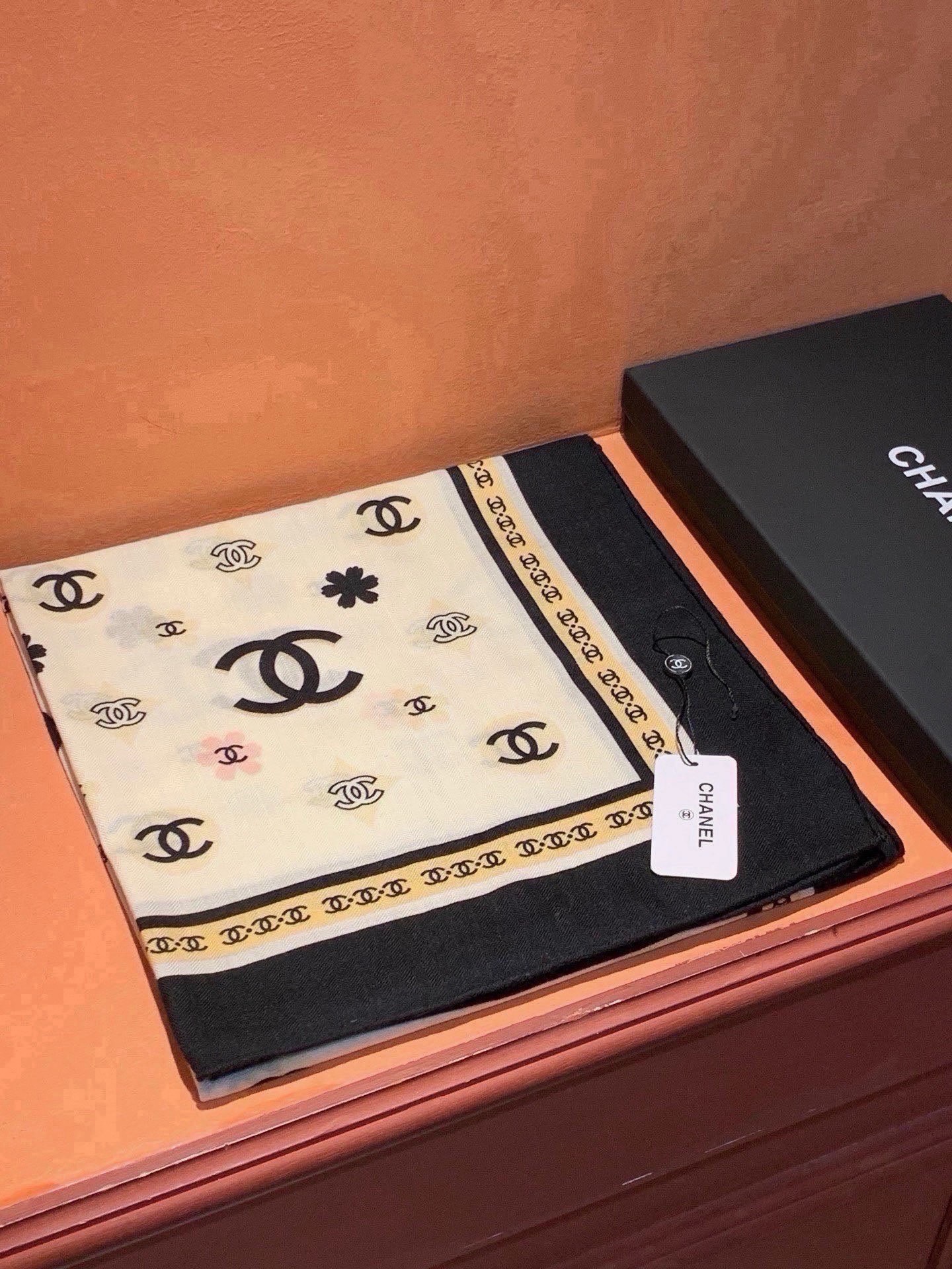 🆕   香奈儿上新❤️ 【Chanel】  经典茶花优雅Coco风，Chanel最新丝绒大方巾~气质到骨子里，香奶奶新一