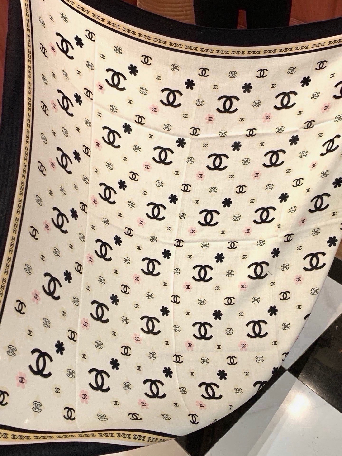 🆕   香奈儿上新❤️ 【Chanel】  经典茶花优雅Coco风，Chanel最新丝绒大方巾~气质到骨子里，香奶奶新一