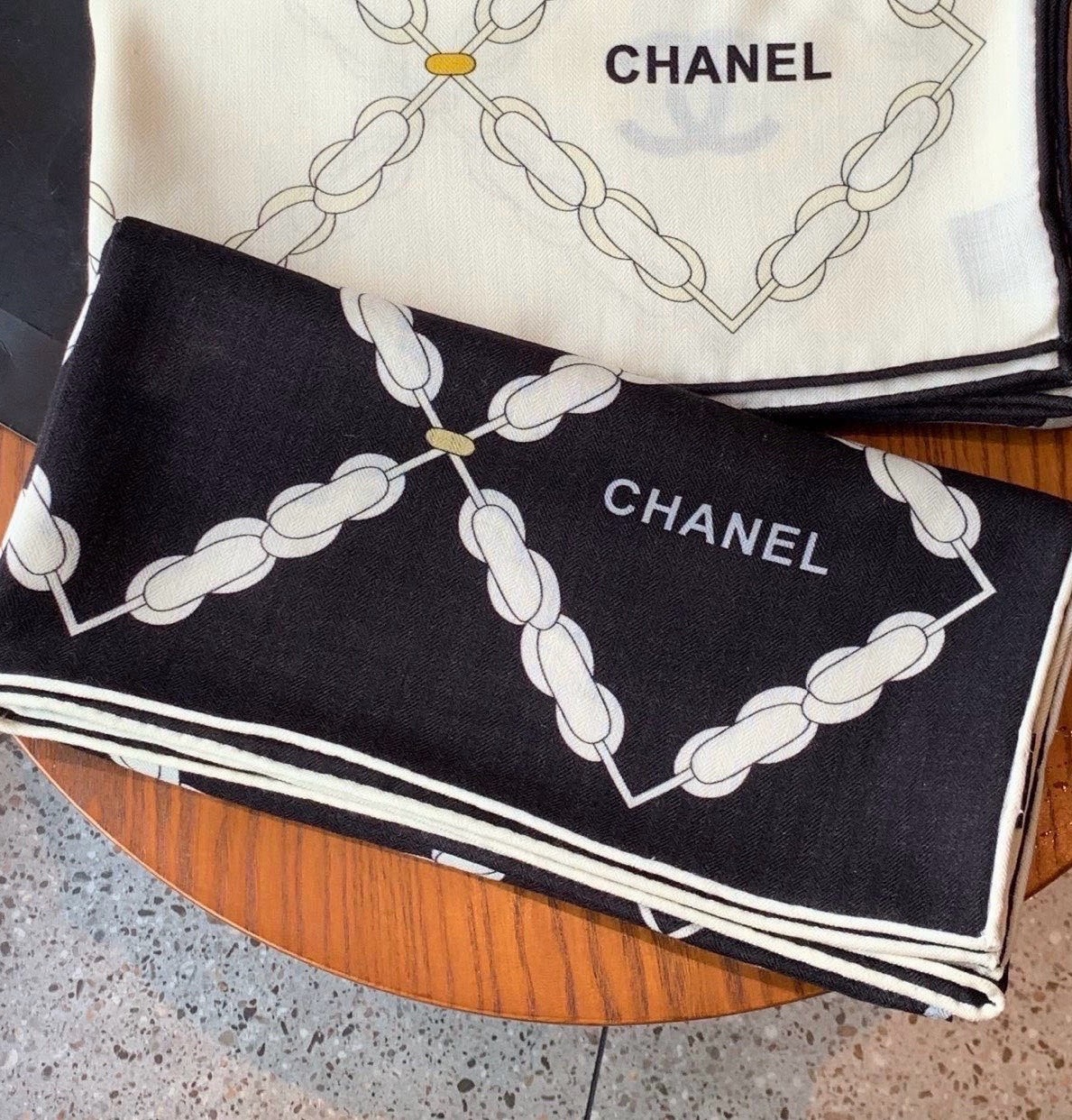 🆕   高级成衣系列～Chanel  【140双面同色丝绒披肩】 此系列谱写一曲自由轻灵的赞歌 本系列作品创新演绎品牌的