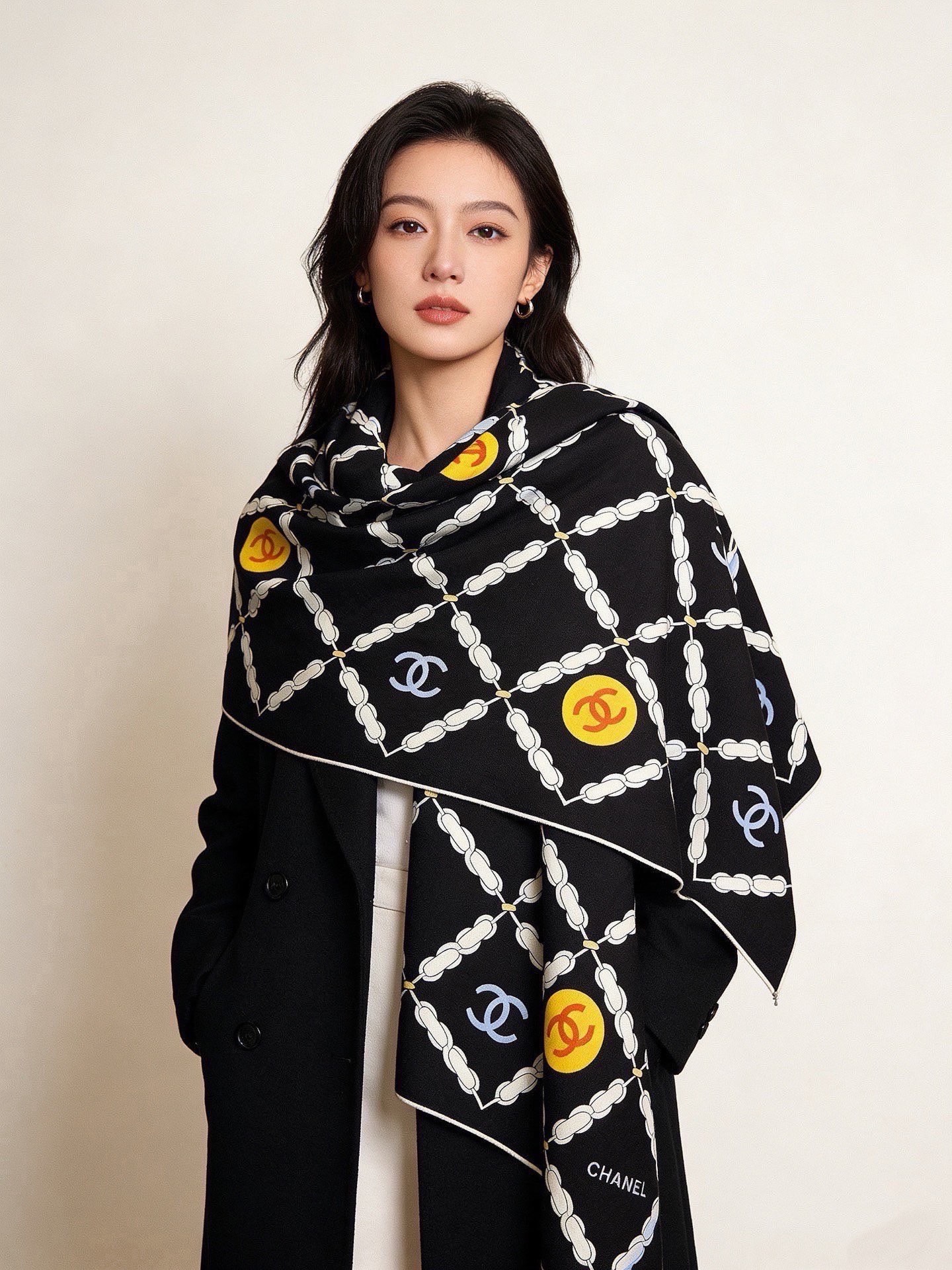🆕   高级成衣系列～Chanel  【140双面同色丝绒披肩】 此系列谱写一曲自由轻灵的赞歌 本系列作品创新演绎品牌的