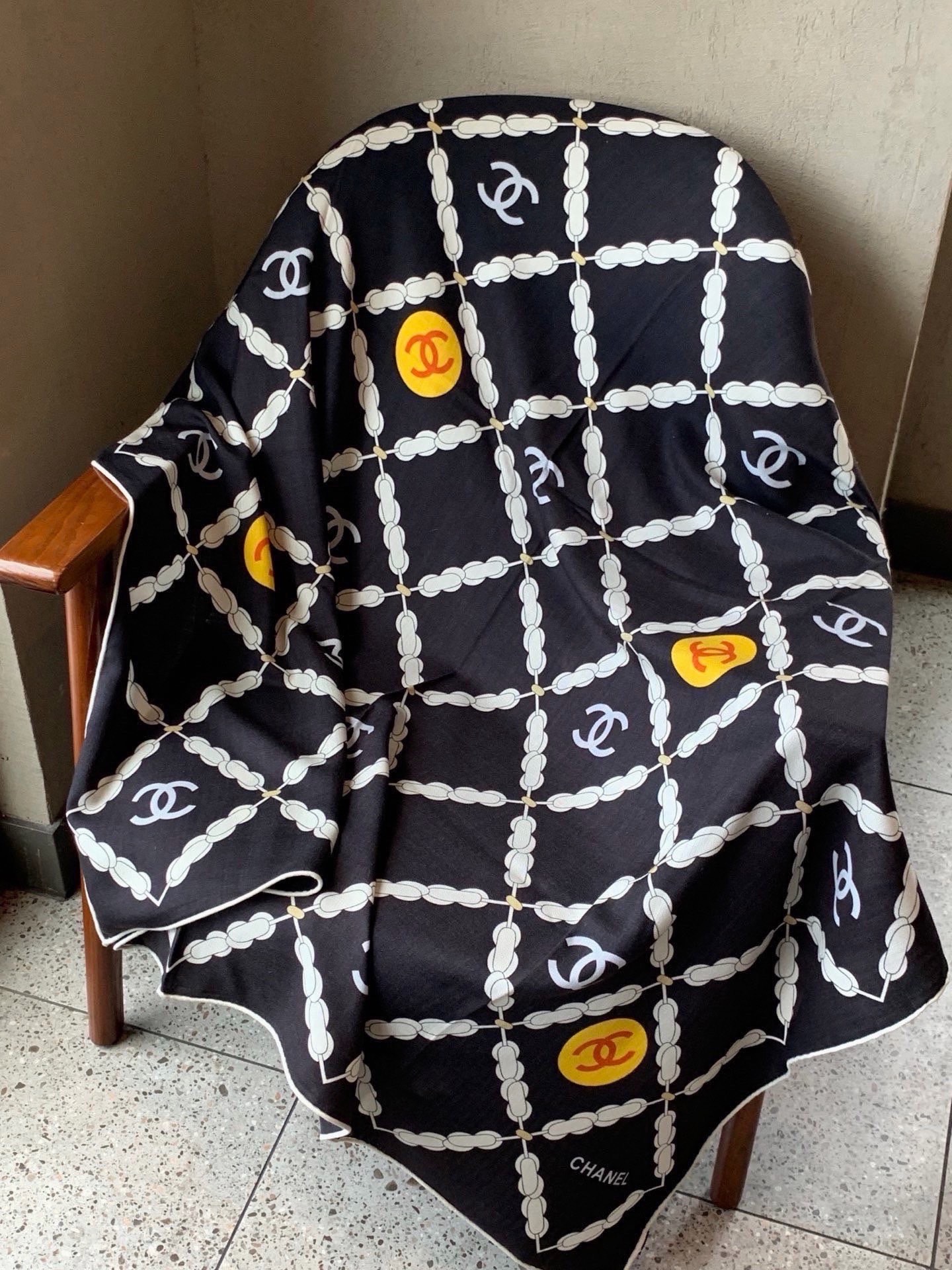 🆕   高级成衣系列～Chanel  【140双面同色丝绒披肩】 此系列谱写一曲自由轻灵的赞歌 本系列作品创新演绎品牌的