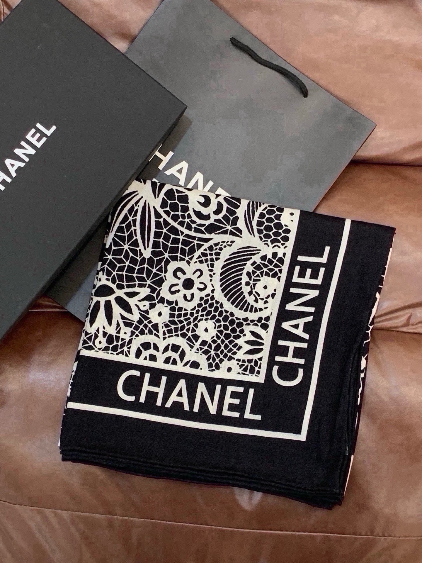 🆕   高级成衣系列～Chanel  【140双面同色丝绒披肩】 此系列谱写一曲自由轻灵的赞歌 本系列作品创新演绎品牌的