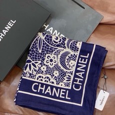 🆕 高级成衣系列~Chanel 【140双面同色丝绒披肩】 此系列谱写一曲自由轻灵的赞歌 本系列作品创新演绎品牌的 🆕 高级成衣系列~Chanel 【140双面同色丝绒披肩】 此系列谱写一曲自由轻灵的赞歌 本系列作品创新演绎品牌的