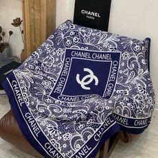 🆕 高级成衣系列~Chanel 【140双面同色丝绒披肩】 此系列谱写一曲自由轻灵的赞歌 本系列作品创新演绎品牌的 🆕 高级成衣系列~Chanel 【140双面同色丝绒披肩】 此系列谱写一曲自由轻灵的赞歌 本系列作品创新演绎品牌的