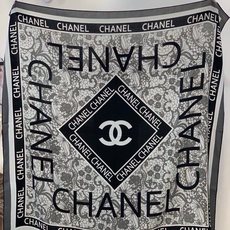 🆕 高级成衣系列~Chanel 【140双面同色丝绒披肩】 此系列谱写一曲自由轻灵的赞歌 本系列作品创新演绎品牌的 🆕 高级成衣系列~Chanel 【140双面同色丝绒披肩】 此系列谱写一曲自由轻灵的赞歌 本系列作品创新演绎品牌的