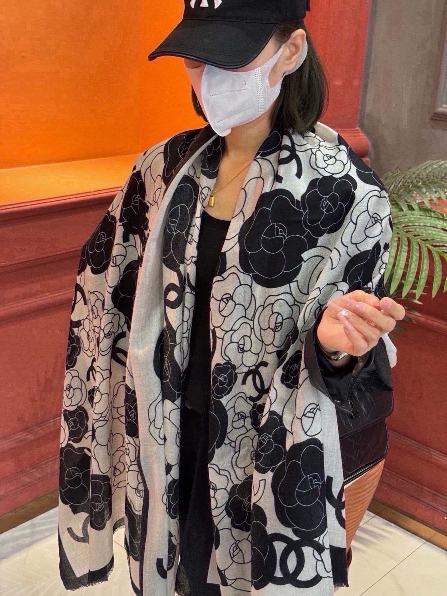 🆕 羊绒新款💞 新❤小香【山茶花长围巾】~超级抬气色!高级女人味!羊绒围巾也能这么美!!!这款双面花卉羊绒围巾真的好 🆕 羊绒新款💞 新❤小香【山茶花长围巾】~超级抬气色!高级女人味!羊绒围巾也能这么美!!!这款双面花卉羊绒围巾真的好