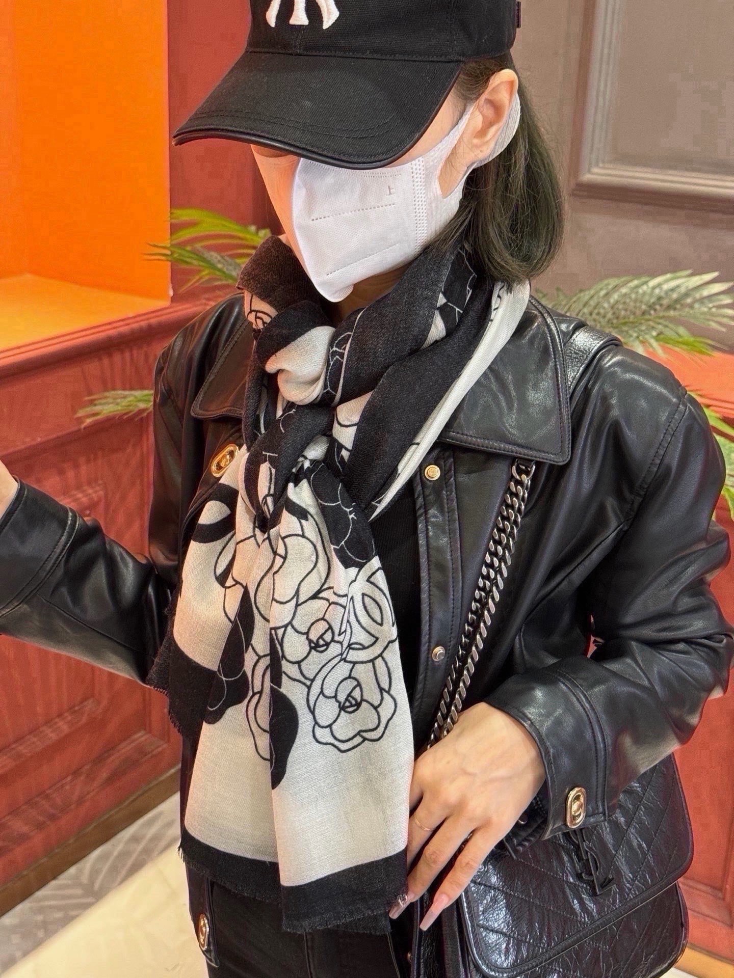 🆕 羊绒新款💞 新❤小香【山茶花长围巾】~超级抬气色!高级女人味!羊绒围巾也能这么美!!!这款双面花卉羊绒围巾真的好 🆕 羊绒新款💞 新❤小香【山茶花长围巾】~超级抬气色!高级女人味!羊绒围巾也能这么美!!!这款双面花卉羊绒围巾真的好