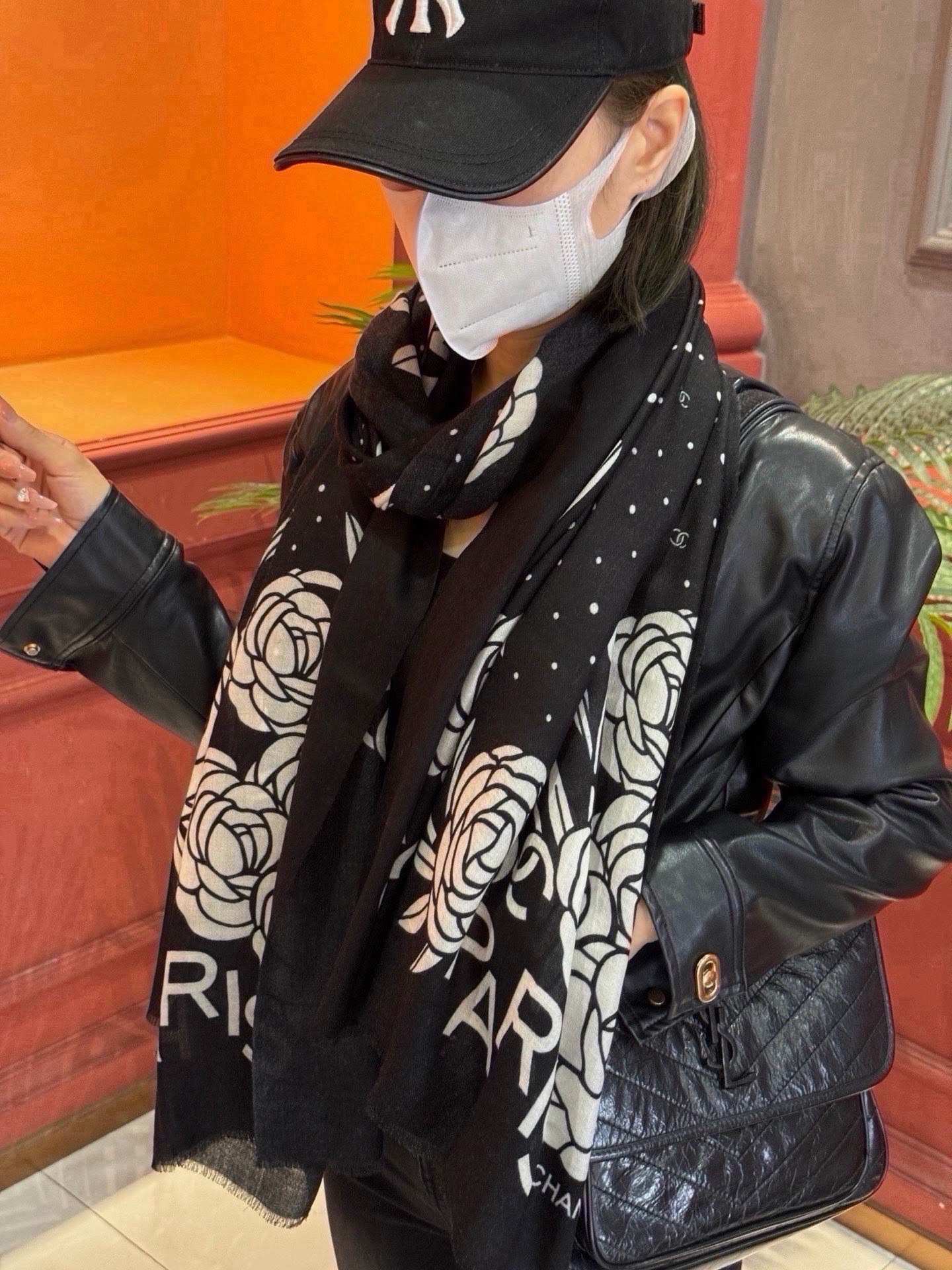 🆕 羊绒新款💞 新❤小香【山茶花长围巾】~超级抬气色!高级女人味!羊绒围巾也能这么美!!!这款双面花卉羊绒围巾真的好 🆕 羊绒新款💞 新❤小香【山茶花长围巾】~超级抬气色!高级女人味!羊绒围巾也能这么美!!!这款双面花卉羊绒围巾真的好