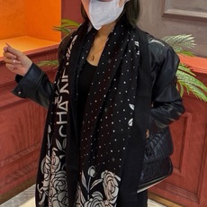 🆕 羊绒新款💞 新❤小香【山茶花长围巾】~超级抬气色!高级女人味!羊绒围巾也能这么美!!!这款双面花卉羊绒围巾真的好 🆕 羊绒新款💞 新❤小香【山茶花长围巾】~超级抬气色!高级女人味!羊绒围巾也能这么美!!!这款双面花卉羊绒围巾真的好