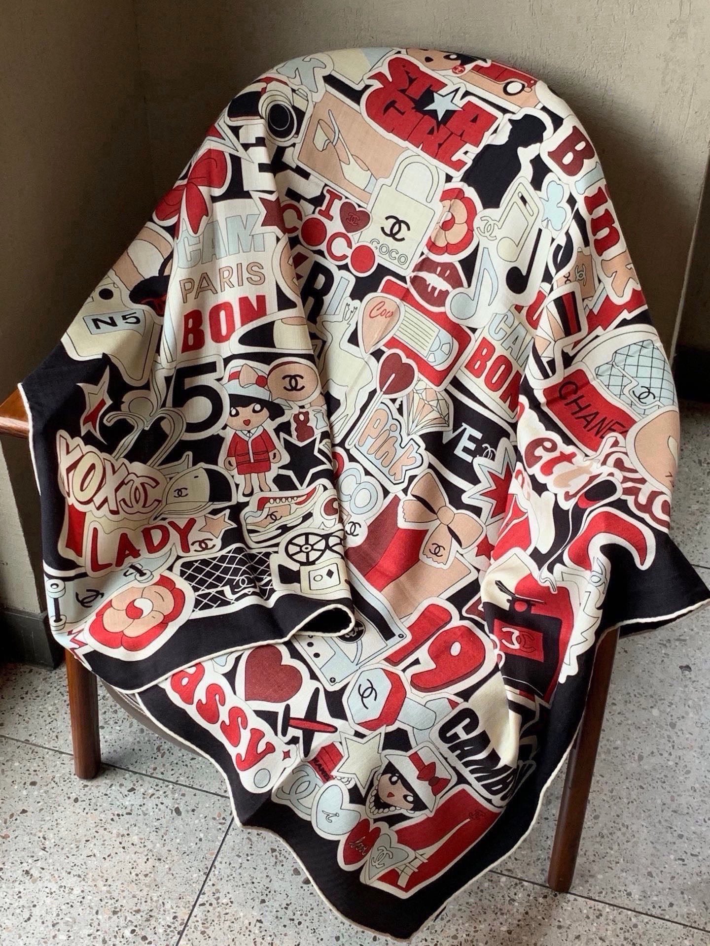 🆕 高级成衣系列~Chanel 【140双面同色丝绒披肩】 此系列谱写一曲自由轻灵的赞歌 本系列作品创新演绎品牌的 🆕 高级成衣系列~Chanel 【140双面同色丝绒披肩】 此系列谱写一曲自由轻灵的赞歌 本系列作品创新演绎品牌的