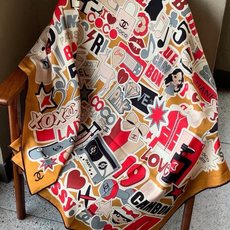 🆕 高级成衣系列~Chanel 【140双面同色丝绒披肩】 此系列谱写一曲自由轻灵的赞歌 本系列作品创新演绎品牌的 🆕 高级成衣系列~Chanel 【140双面同色丝绒披肩】 此系列谱写一曲自由轻灵的赞歌 本系列作品创新演绎品牌的