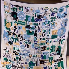🆕 高级成衣系列~Chanel 【140双面同色丝绒披肩】 此系列谱写一曲自由轻灵的赞歌 本系列作品创新演绎品牌的 🆕 高级成衣系列~Chanel 【140双面同色丝绒披肩】 此系列谱写一曲自由轻灵的赞歌 本系列作品创新演绎品牌的