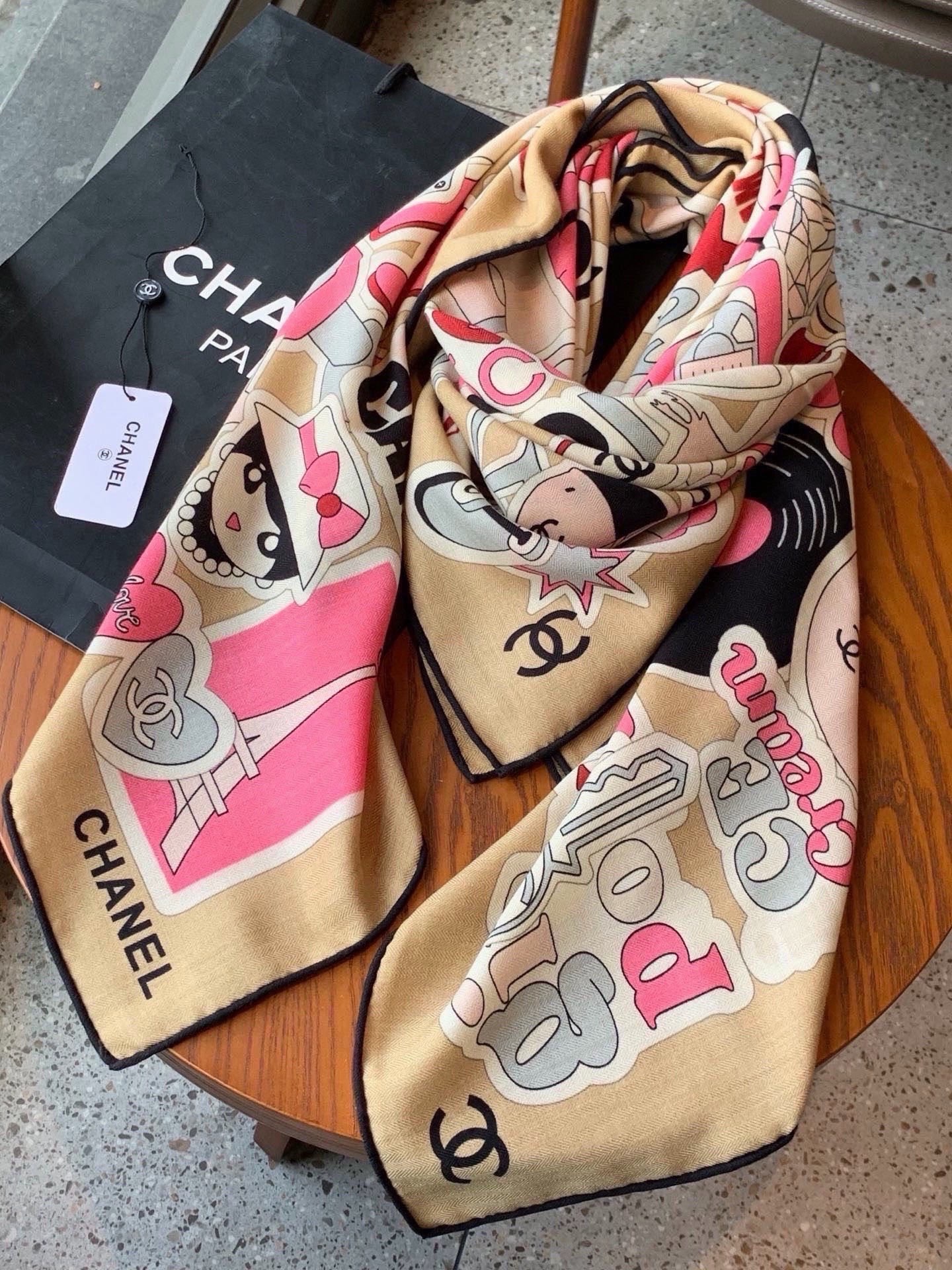 🆕 高级成衣系列~Chanel 【140双面同色丝绒披肩】 此系列谱写一曲自由轻灵的赞歌 本系列作品创新演绎品牌的 🆕 高级成衣系列~Chanel 【140双面同色丝绒披肩】 此系列谱写一曲自由轻灵的赞歌 本系列作品创新演绎品牌的