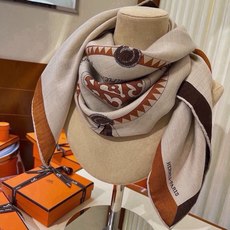 🆕 上新❤️ 【▪️摩登重磅圈C位!官网已断货,各种加价都巨难买!!!Hermes 秋冬首款140羊绒真丝围巾!! 🆕 上新❤️ 【▪️摩登重磅圈C位!官网已断货,各种加价都巨难买!!!Hermes 秋冬首款140羊绒真丝围巾!!