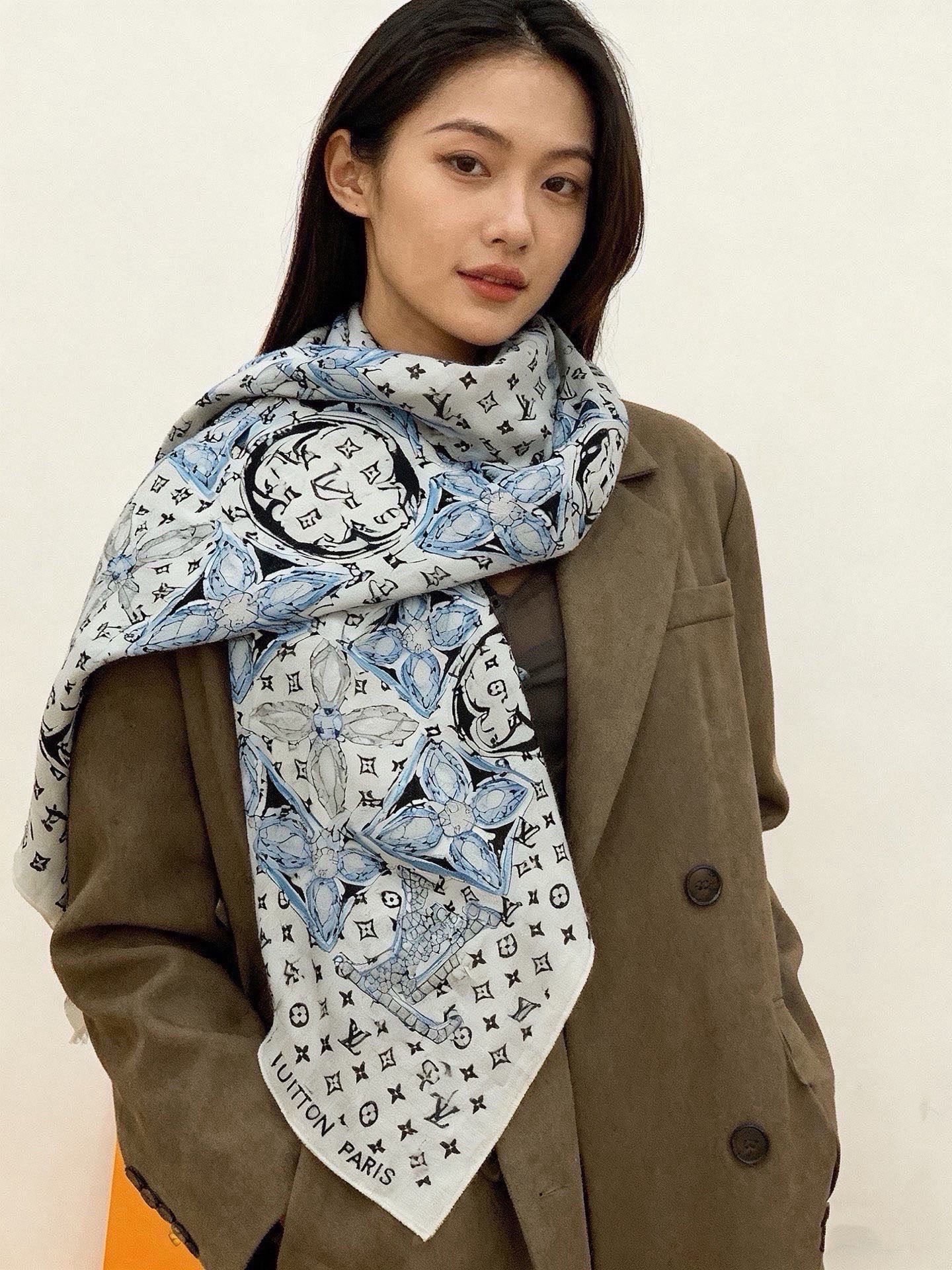 🆕  LV x TM 140披肩 【140顶级丝绒双面同色披肩】 本款L Multicolor披肩出自路易威登与知名日本