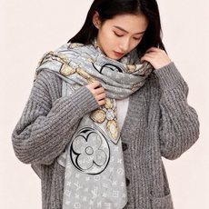 🆕 LV x TM 140披肩 【140顶级丝绒双面同色披肩】 本款L Multicolor披肩出自路易威登与知名日本 🆕 LV x TM 140披肩 【140顶级丝绒双面同色披肩】 本款L Multicolor披肩出自路易威登与知名日本