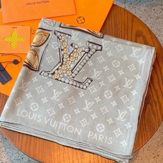 🆕 LV x TM 140披肩 【140顶级丝绒双面同色披肩】 本款L Multicolor披肩出自路易威登与知名日本 🆕 LV x TM 140披肩 【140顶级丝绒双面同色披肩】 本款L Multicolor披肩出自路易威登与知名日本