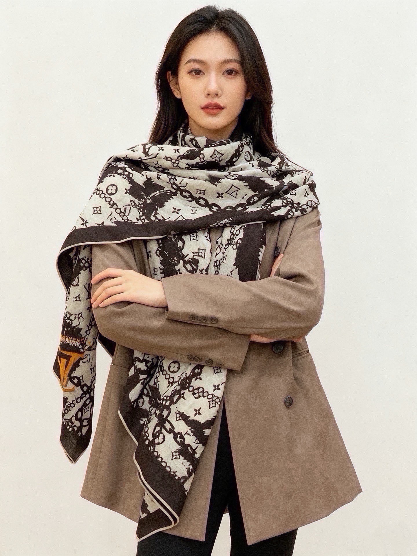 🆕  LV x TM 140披肩 【140顶级丝绒双面同色披肩】 本款L Multicolor披肩出自路易威登与知名日本