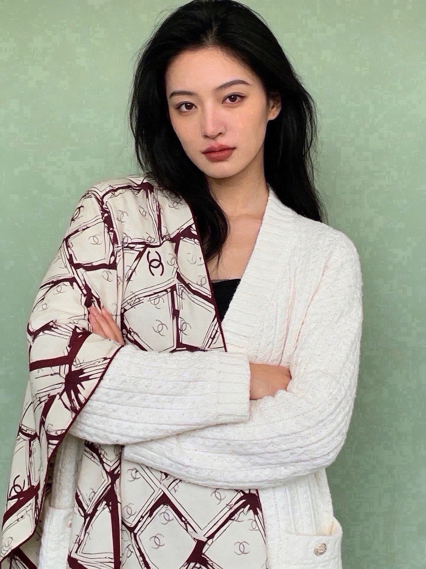 🆕   高级成衣系列～Chanel  【140双面同色丝绒披肩】 此系列谱写一曲自由轻灵的赞歌 本系列作品创新演绎品牌的