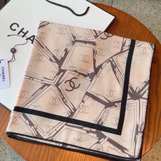 🆕 高级成衣系列~Chanel 【140双面同色丝绒披肩】 此系列谱写一曲自由轻灵的赞歌 本系列作品创新演绎品牌的 🆕 高级成衣系列~Chanel 【140双面同色丝绒披肩】 此系列谱写一曲自由轻灵的赞歌 本系列作品创新演绎品牌的