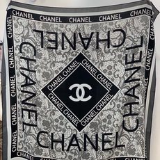 🆕 高级成衣系列~Chanel 【140双面同色丝绒披肩】 此系列谱写一曲自由轻灵的赞歌 本系列作品创新演绎品牌的 🆕 高级成衣系列~Chanel 【140双面同色丝绒披肩】 此系列谱写一曲自由轻灵的赞歌 本系列作品创新演绎品牌的