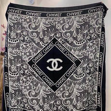 🆕 高级成衣系列~Chanel 【140双面同色丝绒披肩】 此系列谱写一曲自由轻灵的赞歌 本系列作品创新演绎品牌的 🆕 高级成衣系列~Chanel 【140双面同色丝绒披肩】 此系列谱写一曲自由轻灵的赞歌 本系列作品创新演绎品牌的