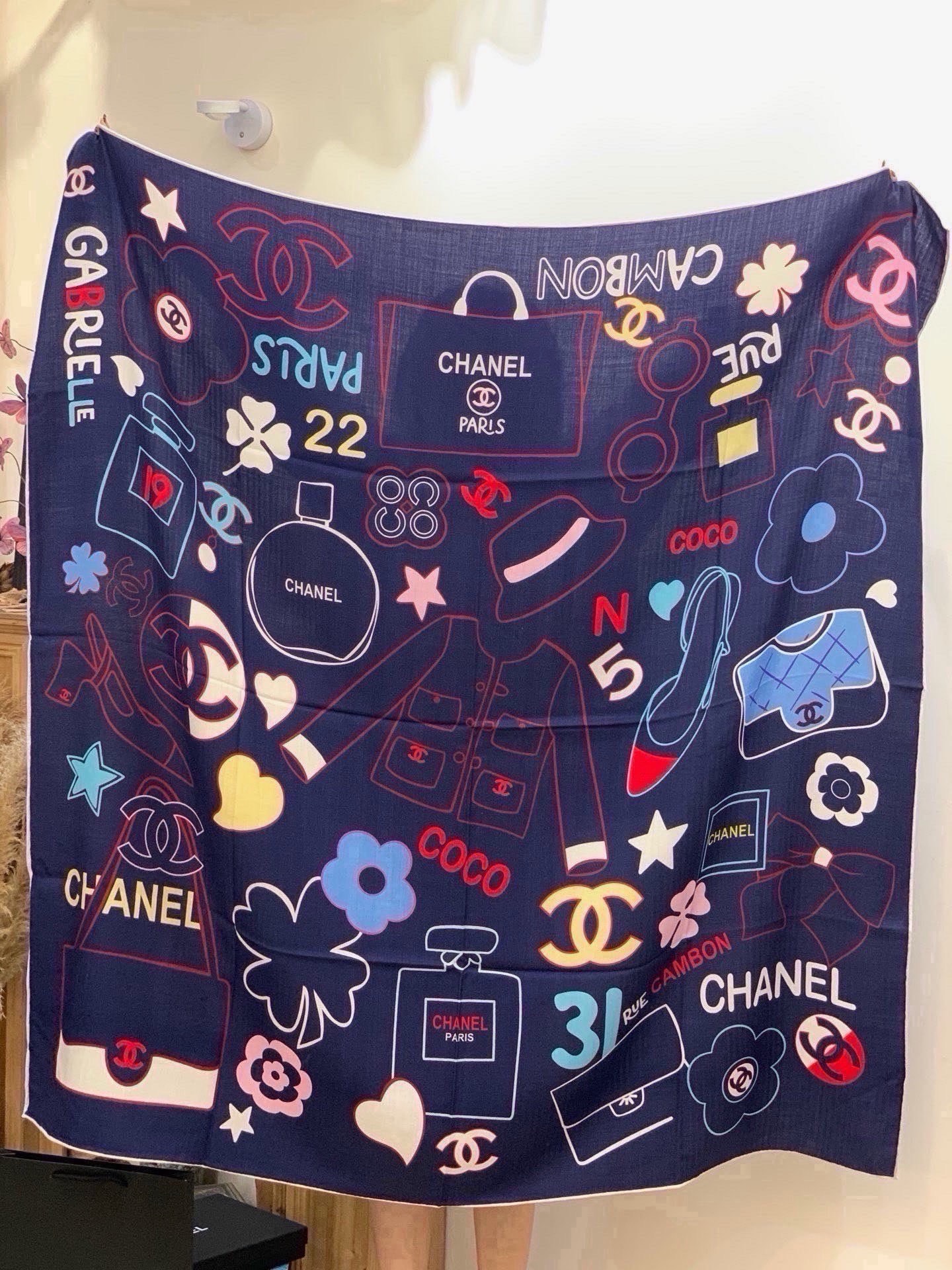 🆕 高级成衣系列~Chanel 【140双面同色丝绒披肩】 此系列谱写一曲自由轻灵的赞歌 本系列作品创新演绎品牌的 🆕 高级成衣系列~Chanel 【140双面同色丝绒披肩】 此系列谱写一曲自由轻灵的赞歌 本系列作品创新演绎品牌的