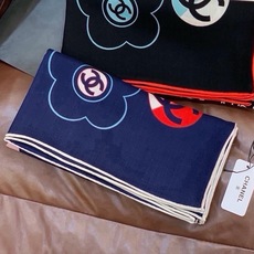 🆕 高级成衣系列~Chanel 【140双面同色丝绒披肩】 此系列谱写一曲自由轻灵的赞歌 本系列作品创新演绎品牌的 🆕 高级成衣系列~Chanel 【140双面同色丝绒披肩】 此系列谱写一曲自由轻灵的赞歌 本系列作品创新演绎品牌的