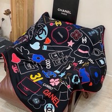🆕 高级成衣系列~Chanel 【140双面同色丝绒披肩】 此系列谱写一曲自由轻灵的赞歌 本系列作品创新演绎品牌的 🆕 高级成衣系列~Chanel 【140双面同色丝绒披肩】 此系列谱写一曲自由轻灵的赞歌 本系列作品创新演绎品牌的