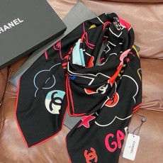 🆕 高级成衣系列~Chanel 【140双面同色丝绒披肩】 此系列谱写一曲自由轻灵的赞歌 本系列作品创新演绎品牌的 🆕 高级成衣系列~Chanel 【140双面同色丝绒披肩】 此系列谱写一曲自由轻灵的赞歌 本系列作品创新演绎品牌的