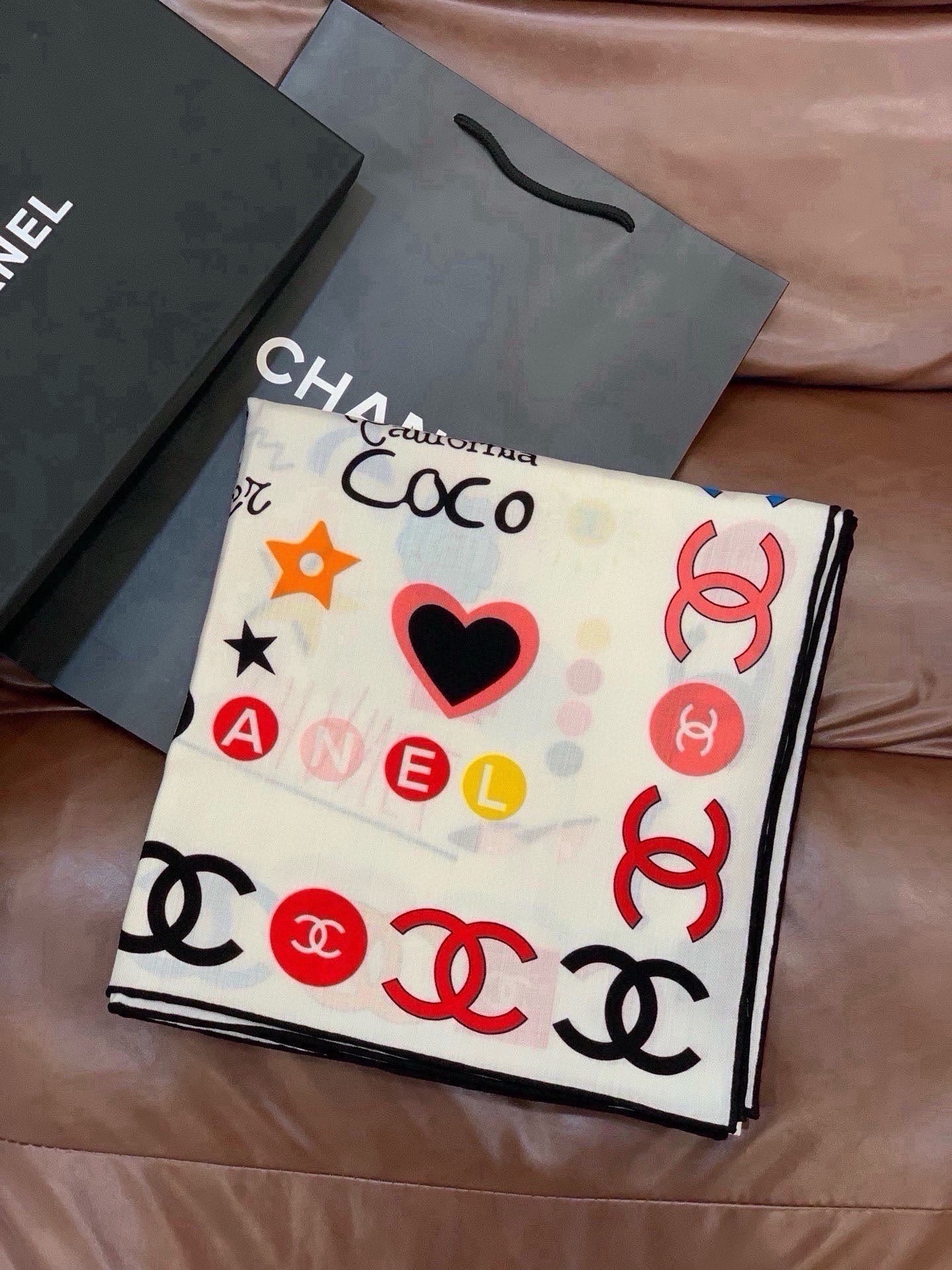 🆕 高级成衣系列~Chanel 【140双面同色丝绒披肩】 此系列谱写一曲自由轻灵的赞歌 本系列作品创新演绎品牌的 🆕 高级成衣系列~Chanel 【140双面同色丝绒披肩】 此系列谱写一曲自由轻灵的赞歌 本系列作品创新演绎品牌的