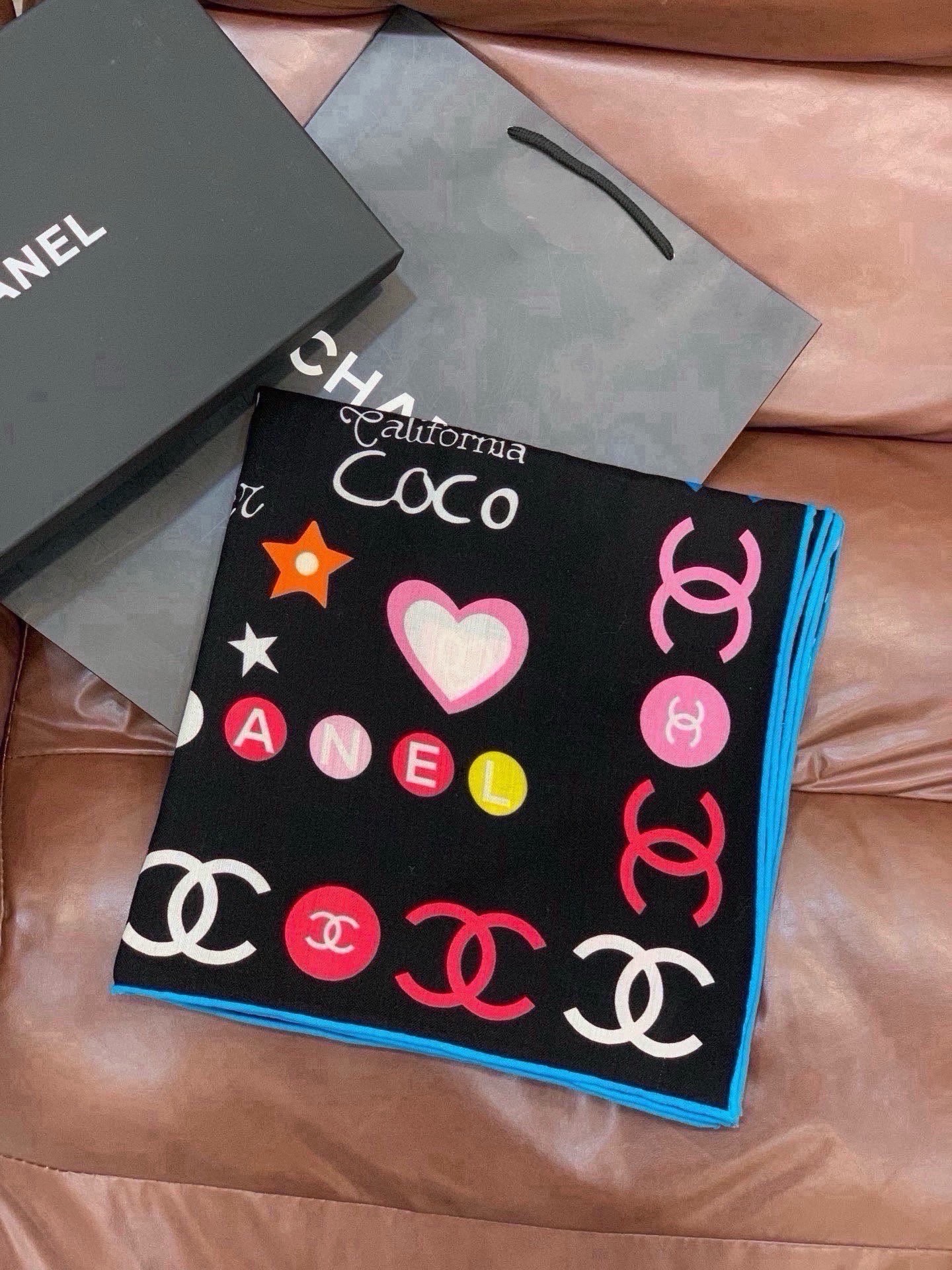 🆕 高级成衣系列~Chanel 【140双面同色丝绒披肩】 此系列谱写一曲自由轻灵的赞歌 本系列作品创新演绎品牌的 🆕 高级成衣系列~Chanel 【140双面同色丝绒披肩】 此系列谱写一曲自由轻灵的赞歌 本系列作品创新演绎品牌的