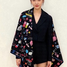 🆕 高级成衣系列~Chanel 【140双面同色丝绒披肩】 此系列谱写一曲自由轻灵的赞歌 本系列作品创新演绎品牌的 🆕 高级成衣系列~Chanel 【140双面同色丝绒披肩】 此系列谱写一曲自由轻灵的赞歌 本系列作品创新演绎品牌的