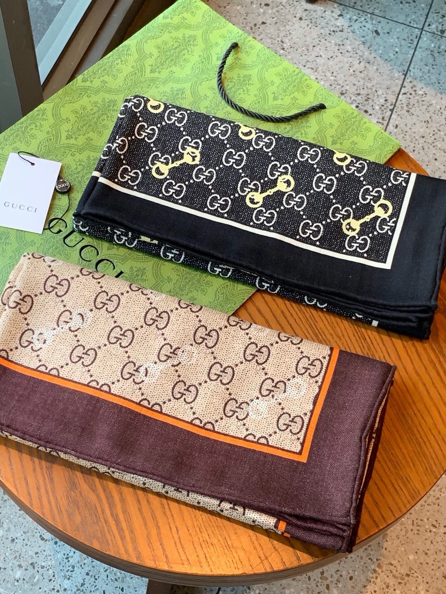 🆕   Gucci~140双面丝绒披肩 马衔扣细节和GG图案以精致色调匠心呈献，意在向品牌与马术世界的深厚渊源致敬。这款