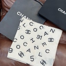 🆕 Chanel-丝绒双面方巾 【140双面同色】 出道即巅峰🐂火爆到一条难求🖤 高级感十足的字母CC,和一切经典元素 🆕 Chanel-丝绒双面方巾 【140双面同色】 出道即巅峰🐂火爆到一条难求🖤 高级感十足的字母CC,和一切经典元素